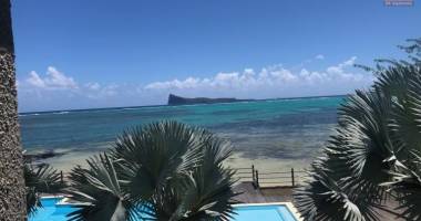 accessible aux étrangers: a vendre un programme de duplex neuf pieds dans l'eau, éligible à l'achat aux étrangers et aux mauriciens avec vue du coin de mire à bain boeuf.