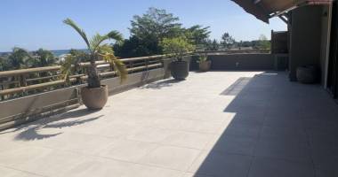 rivière noire à vendre magnifique et spacieux penthouse de 268m2 construit en 2012 avec vue imprenable, jacuzzi, situé dans une résidence sécurisé possédant une piscine commune, proche de la plage et des commerces.