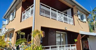 charmante maison f8 avec piscine et vue mer à sainte-anne