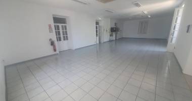 local - 7 pièces - 250 m²