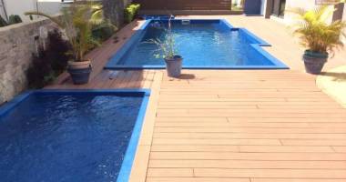 flic en flac à louer magnifique appartement 3 chambres en plein centre-ville avec piscine, ascenseur et parking couvert.