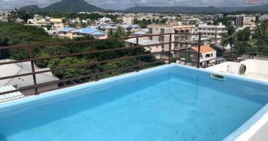 flic en flac à louer appartement 3 chambres avec piscine, salle de sport ascenseur situé dans une résidence sécurisée à 2 pas de la plage et des commerces.