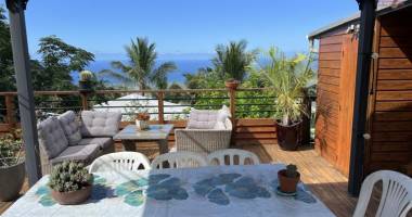 jolie maison bois f3+ de 100 m² habitables + dépendance avec cuisine d'été/bar/buanderie + 100 m² de terrasse en caillebotis avec une magnifique vue océan/montagne, sans jardin.