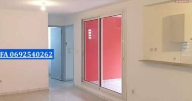 a vendre ce bel appartement de type t2 (une chambre) ( 0692540262 henri tafa)