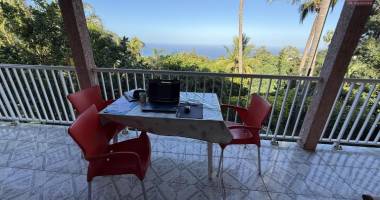 grande et jolie maison r+1 type f6 + f3 située à l'entrée sud des avirons, implantée sur 600 m2 de terrain, pleine vue mer et montagne sans vis à vis.