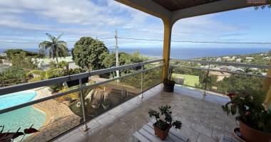 grande propriété f5+ en r+1 avec piscine, garage, pleine vue mer située entre les avirons et etang salé les hauts à la ravine sèche.