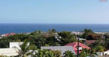 a vendre ce bel et grand appartement de type f3 avec vue mer, terrasse et parking