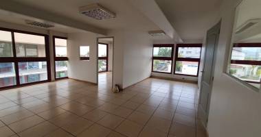 sh 4307 :   local professionnel ou commercial de 76 m² au 11ème km