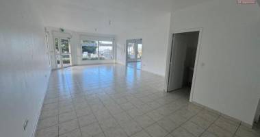 a louer local professionnel au tampon 14 éme . emplacement stratégique, forte visibilité et passage assuré