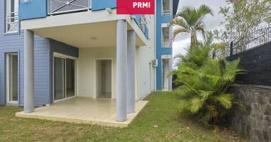 appartement t3 en rez-de-chaussée avec grand jardin privatif dans résidence calme à bras-panon