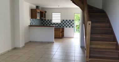 À louer   maison f3 duplex avec jardin privatif   résidence privée à saint-andré, cambuston