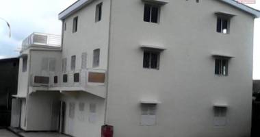 a vendre une grande villa à 2 étages sise à ambohibao andranoro dans un quartier sécurisé avec grand parking.