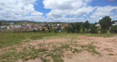 a vendre terrain de 500 m2 à manazary ilafy à 5 minutes du lycée francais