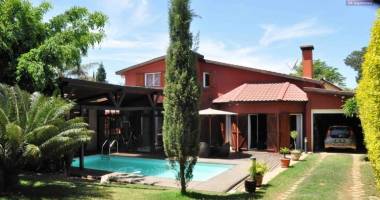 a vendre  villa f5 avec piscine à mandrosoa ivato sur 200m2 de surface habitable