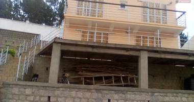 a vendre petite villa t3  à finir sur terrain de 600 m2 ambatobe