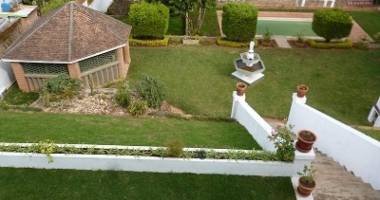 À vendre une villa à étage de type f5 avec piscine sur un grand terrain de 1776 m2 sise à ambohijanahary ambohibao