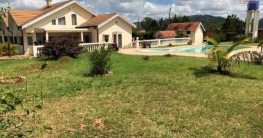 a vendre villa f9  avec piscine à ambohimanga rova