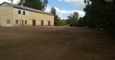 a vendre, un terrain de 4ha, arboré avec deux bâtis en dur en bord de route à manandriana ifasy - antananarivo