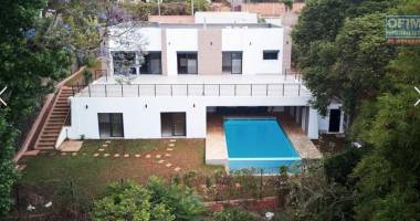 a vendre villa comptemporain f5 pied dans l'eau mandroseza avec piscine