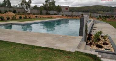 a vendre très grande propriété de 8000 m2 au bord de la rn4( andakana). contact mr jacky