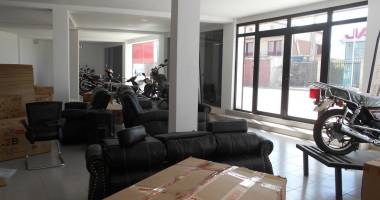 des locaux commerciaux et bureaux en bord de route à alarobia ( loue )