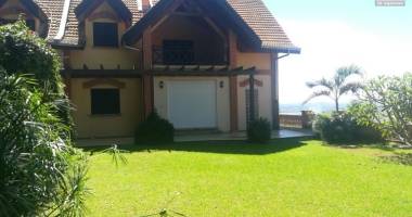 ofim vous offre en location un appartement de type t5 très spacieux de 250m2 de surface habitable avec jardin sur la haute ville qui est juste en moins de 20min du centre ville.loue