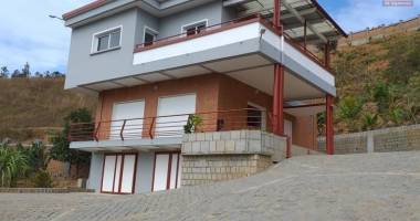 ofim immobilier offre en location une villa f4 neuve dans une vaste résidence plus d'1ha à manazary ilafy qui est à 15min du leader price ambatobe.loue