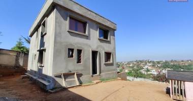 vente maison f4 sur terrain de 874 m2 a ambohidratrimo, contact mr jacky