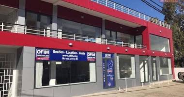 a louer un local de 52m2 (n°13) avec grande baie vitrée à l'étage d'un immeuble de standing au bord de route à ambohibao