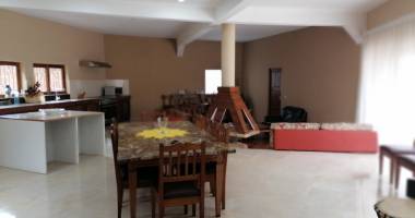 À louer un appartement meublé de standing type t3 au rez-de-chaussée d'un bâtiment de r+1 dans un quartier reposant et non loin de l'école primaire claire fontaine sis à faralaza talatamaty