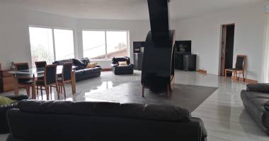 À louer un appartement meublé de standing type t3 dans un quartier reposant sis à ankadivory talatamaty non loin de l'école primaire claire fontaine et centre commercial. contact mr jacky