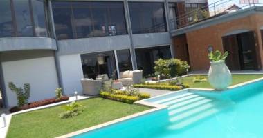 une maison d'architecte f5 à louer avec piscine à talatamaty ( loue )