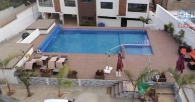 a louer un appartement de type t3 à usage mixte au rez de chaussé d'un immeuble de standing avec piscine sis à imerinafovoany talatamaty.