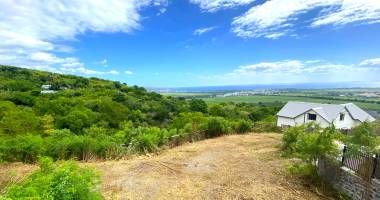 a vendre - grande parcelle viabilisée de 347 m2 à marie caze, la plaine saint paul