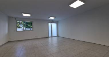 local 38 m2 avec parking