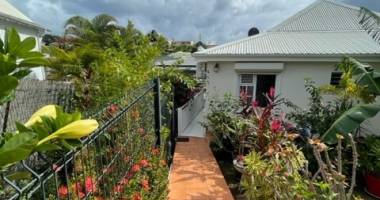 en vente à sainte-anne : jolie villa vue dégagée de deux logements non loin plage du bourg  avec capital immob