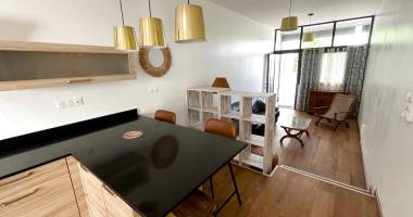 a louer beau t4 meublé de 77 m2 + terrasse en rez-de-jardin saint denis centre eau et électricité compris