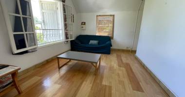 fabien teka immo vous propose a louer en exclusivité un  haut de villa meublé à la saline les bains, à 80m du lagon.