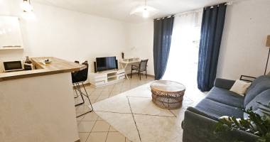 a louer : beau t2 meublé au coeur de saint gilles les bains