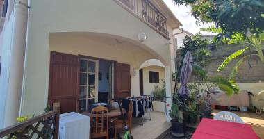 a vendre  2 maisons jumelees a  roches maigres 