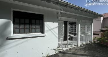 local professionnel 66m2  idéal pour activités libérales dans le bourg de bouillante