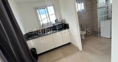 a louer - studio meublÉ d'environ 16,90 m2 - le tampon - loyer 580,00 € + 35,00 € de charges