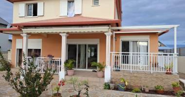 villa f5 avec piscine – 149 m² utiles sur 461 m² de terrain – champ borne, saint-andré