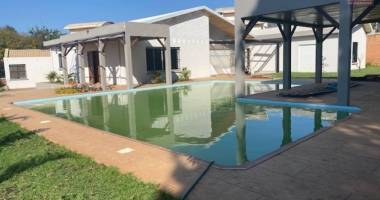 une villa f5 avec piscine et jardin à androhibe