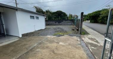 a louer local de 85 m² avec terrain de 300m² st pierre (jolifond)
