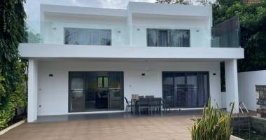 a vendre villa récente d’architecture contemporaine à proximité de grand baie dans une résidence sécurisée.