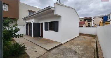 À louer une maison basse de type f3 dans une résidence sécurisée proche de toutes les commodités, facile d'accès via by pass et rn7 sise à mandrimena andoharanofotsy iavoloha