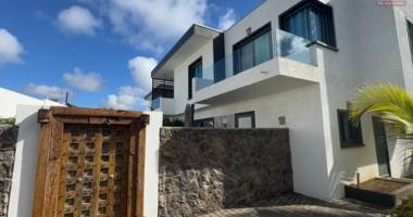 a vendre très belle villa contemporaine au statut pds éligible à l'achat aux étrangers avec le permis de résidence permanent pour toute la famille à pereybère.