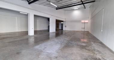 a louer local commercial de 330m² env zone bel air st louis 
