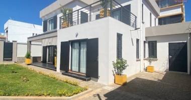une villa f6 meublée dans une petite résidence à ambohijanaka